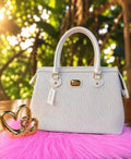 Bolsa Baú Estruturada Off White com Relevo Texturizado e Ferragens Douradas