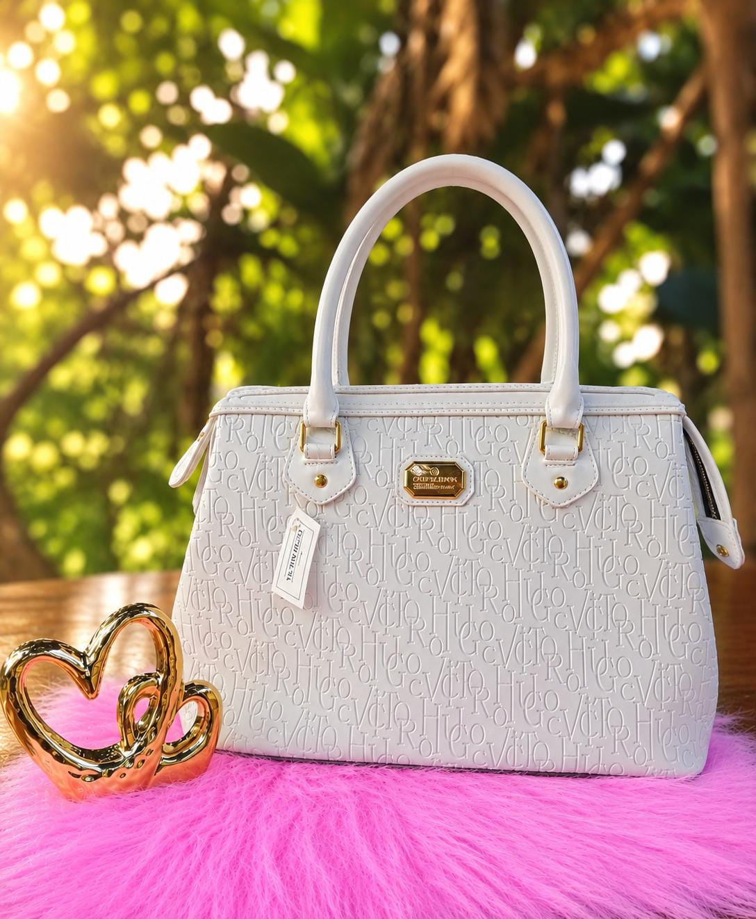 Bolsa Baú Estruturada Off White com Relevo Texturizado e Ferragens Douradas