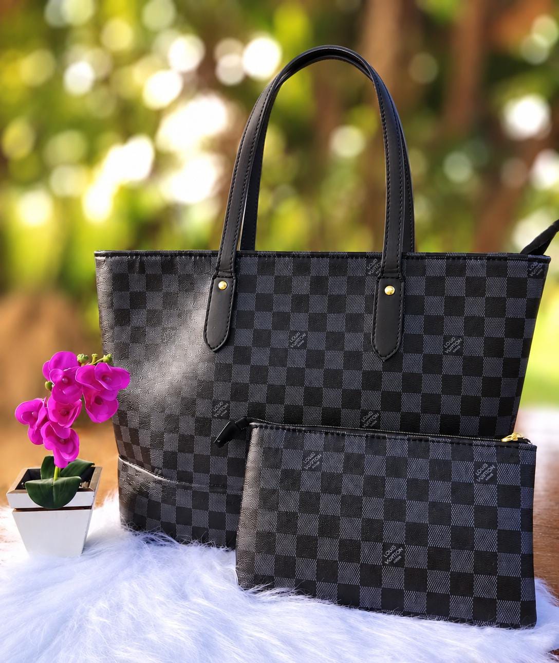 Bolsa Feminina Preta com Estampa Xadrez – Elegância e Praticidade