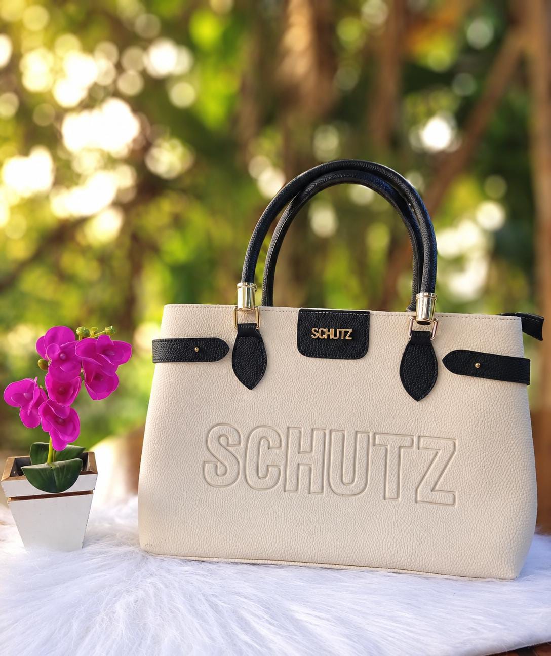Bolsa Feminina Off-White com Detalhes Pretos – Elegância e Sofisticação