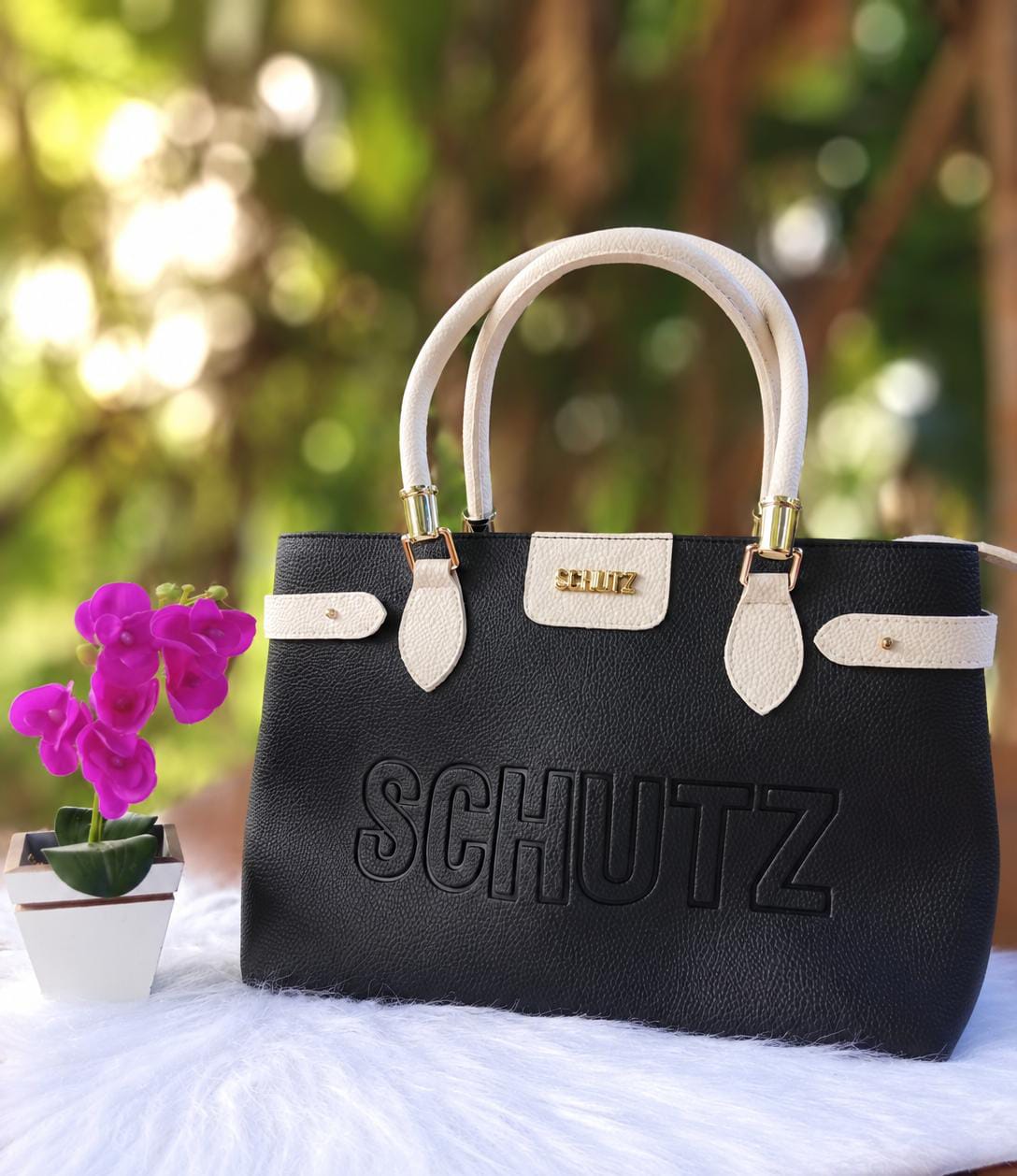 Bolsa Feminina Preta com Detalhes Off-White – Elegância e Sofisticação