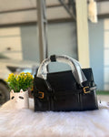 Bolsa de Mão com Fivelas Pretas