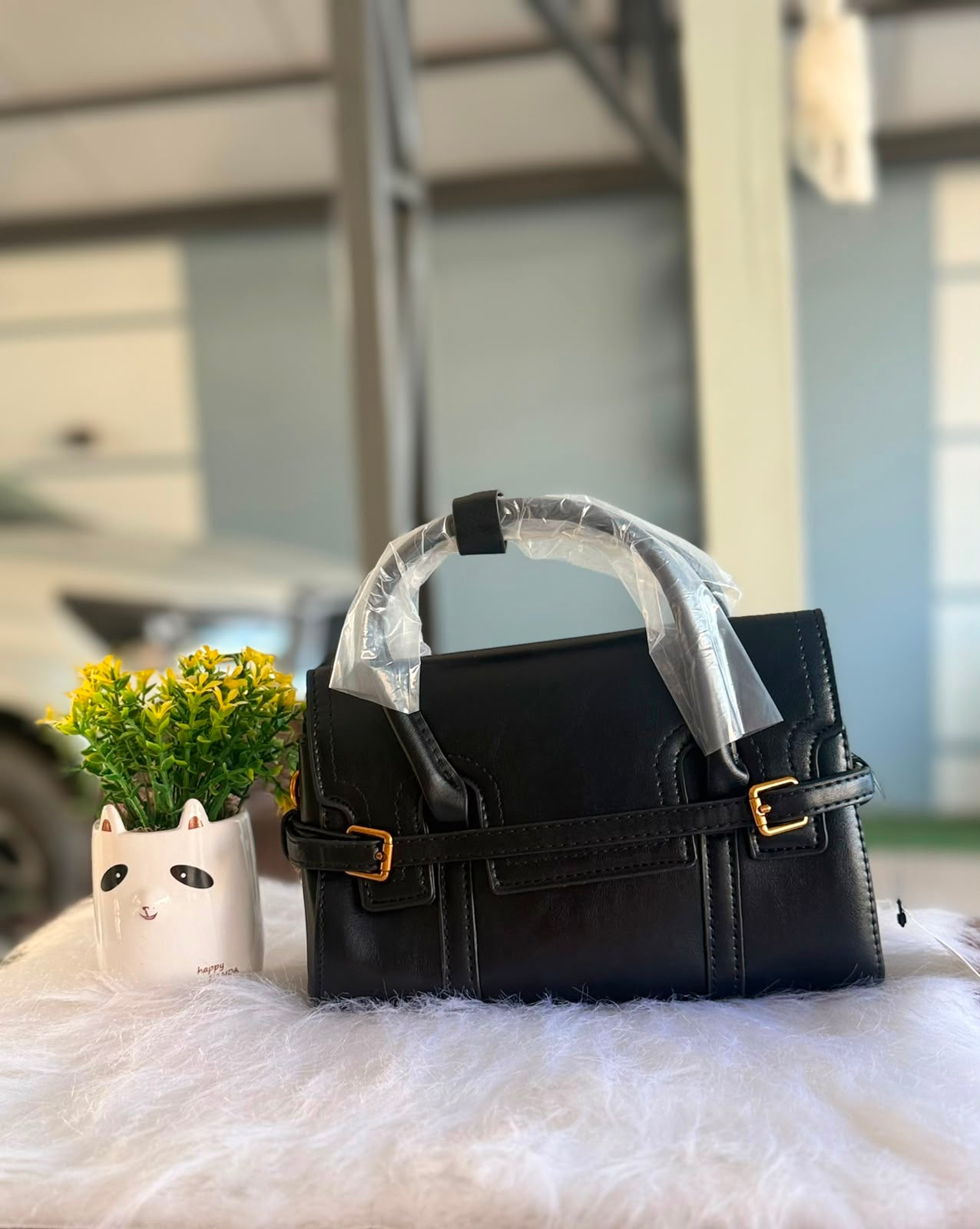 Bolsa de Mão com Fivelas Pretas